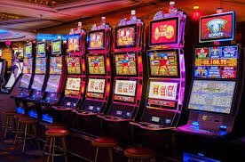 Metro Manila user checking sports odds on eeejl during commute